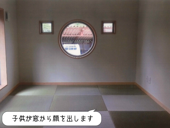 子供が窓から顔を出します